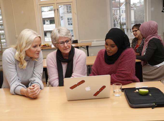 Kronprinsessen møtte leksehjelper Karin Følkner og Najma Mohamed. Foto: Terje Bendiksby / NTB scanpix